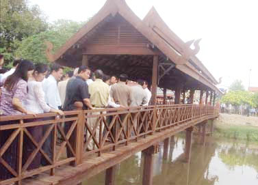 Siem Reap’s latest beautification project: a new bridge shown here at its opening ceremony.